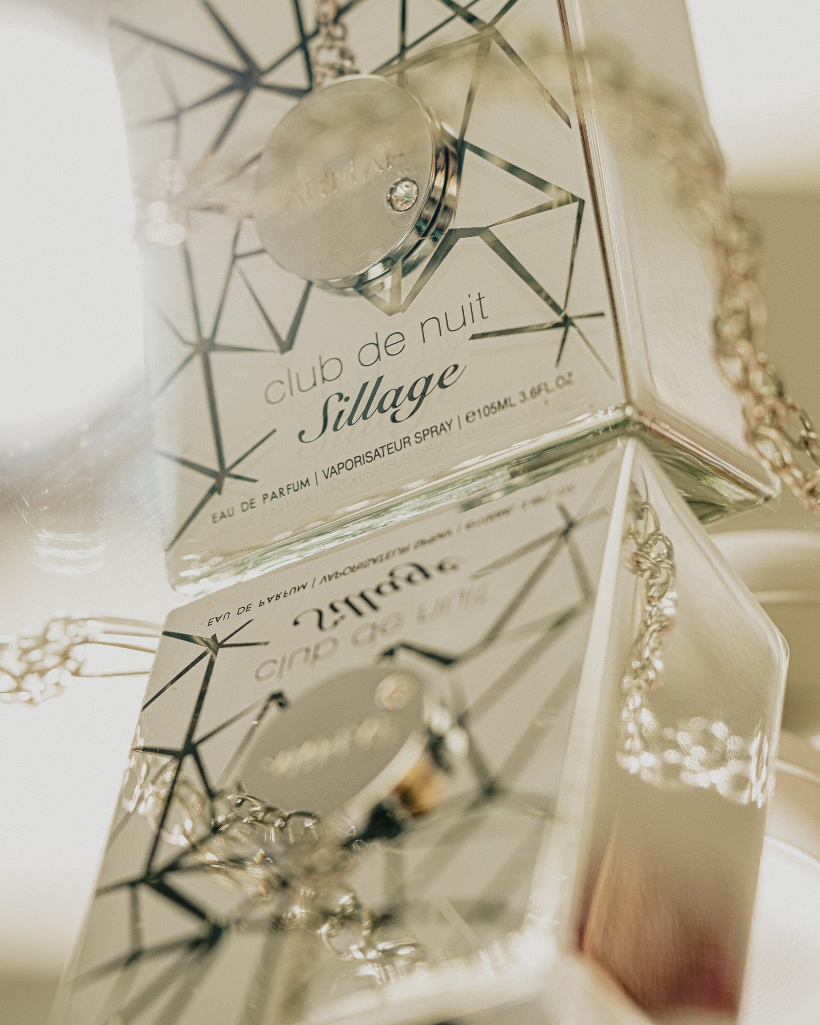 high-end perfume photography – detailed shot of glass bottle